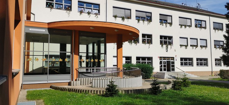 Základní škola U Obory, Praha 10, Vachkova 630