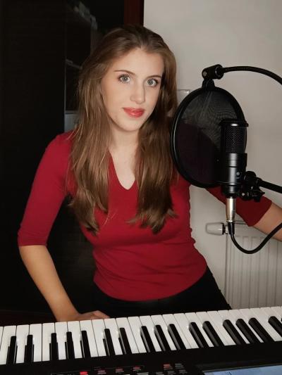 Katrin Kotrbová - - mladá zpěvačka, klavíristka a skladatelka. Od 6 let hraje na klavír a sólově zpívá. Je absolventkou ZUŠ Lyra a studentkou posledního ročníku gymnázia.  Hrála například v divadle Semafor, na Broadwayi, v Lucerně a to s různými hudebními uskupeními.  Zazpívá vám české i zahraniční hity, ale představí i část své autorské tvorby.