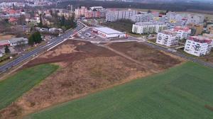 "Nedostatky návrhu od společnosti re:architekti ohrozily realizovatelnost celého projektu ZŠ Romance. Proto jsme museli smlouvu s touto projektovou kanceláří bohužel vypovědět," říká starosta Tomáš Kaněra