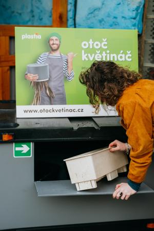 otoč květináč